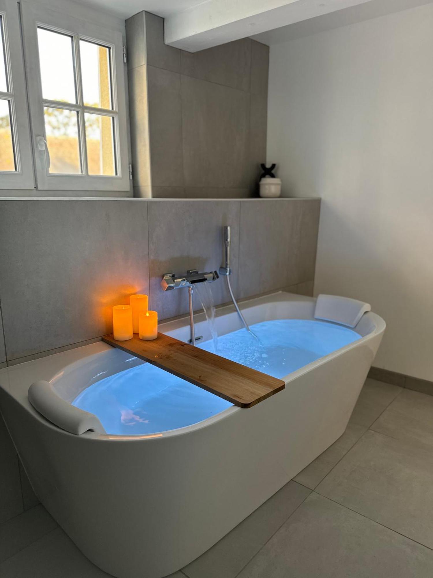La Suite - Parvis Cathedrale Chartres Luaran gambar