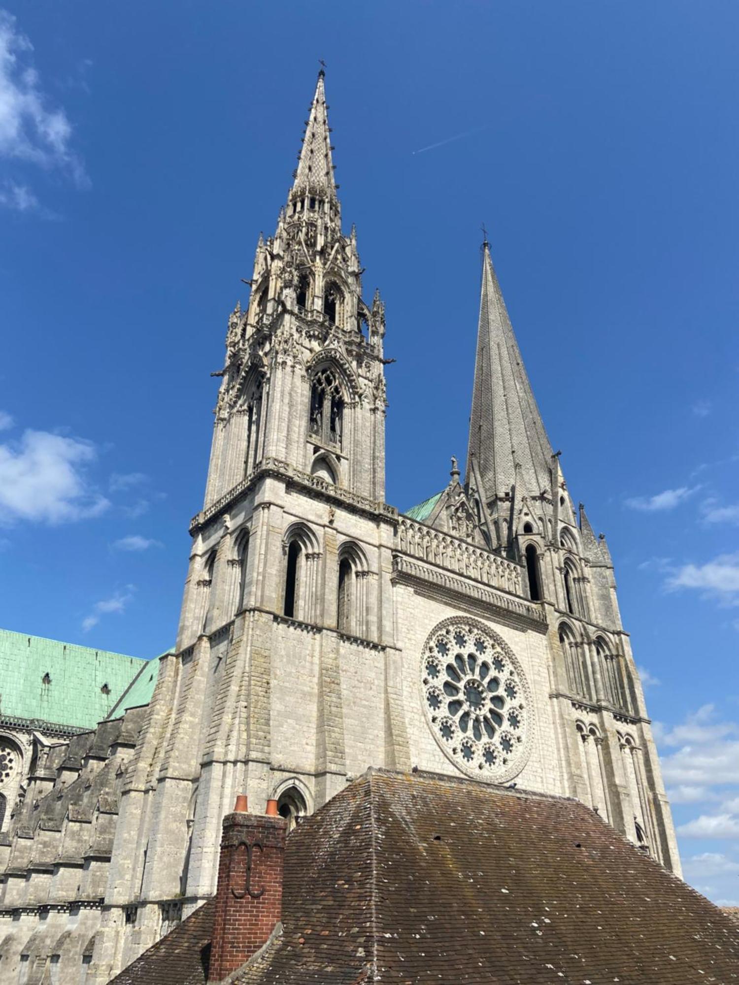 La Suite - Parvis Cathedrale Chartres Luaran gambar